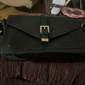 I am selling a crossbody bag.